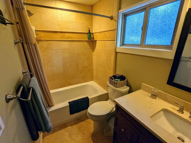 Building Photo - Pet friendly 4Bd home for a seasonal lease...