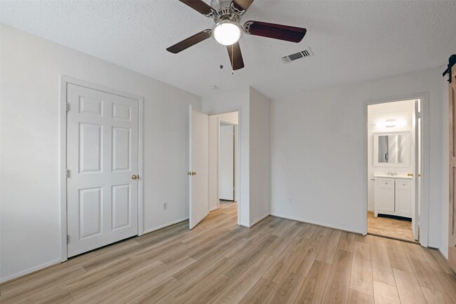 Building Photo - 910 Judiway St