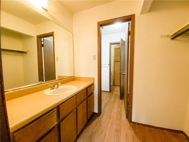 Building Photo - "Charming 3-Bed Retreat with Cozy Fireplac...