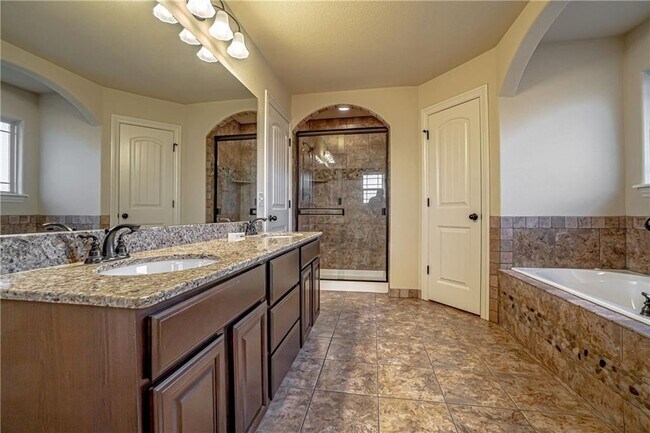 Building Photo - 2005 SW Birch St