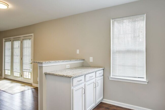Building Photo - 1221 Villa Ln