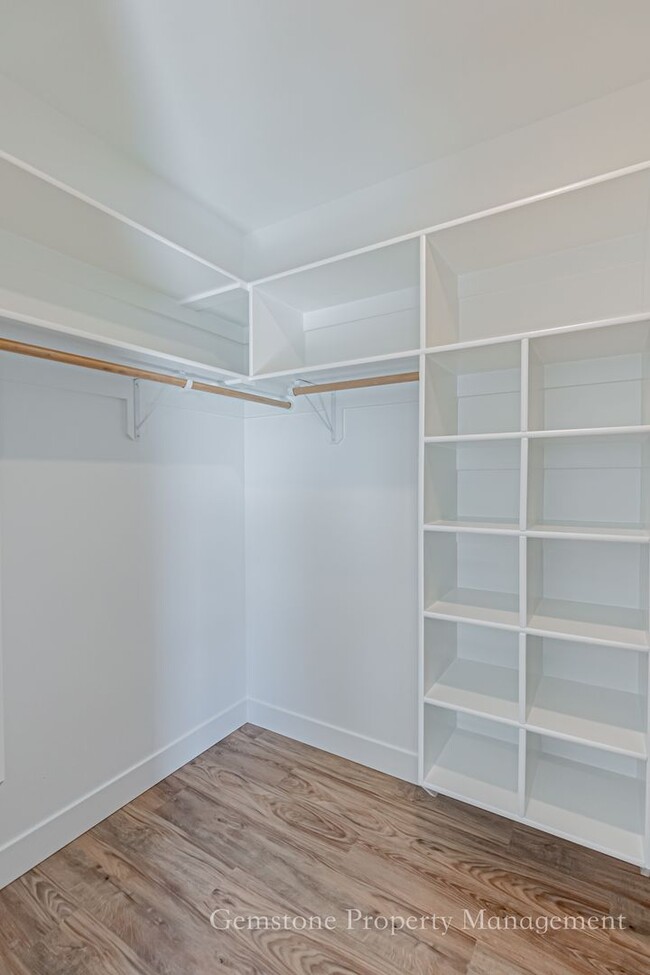 Building Photo - END UNIT - Darling 3 Bed 2.5 bath townhome...