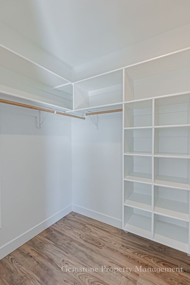 Building Photo - LEASE TAKEOVER for Darling 3 Bed 2.5 Bath Townhome located in Sugar City