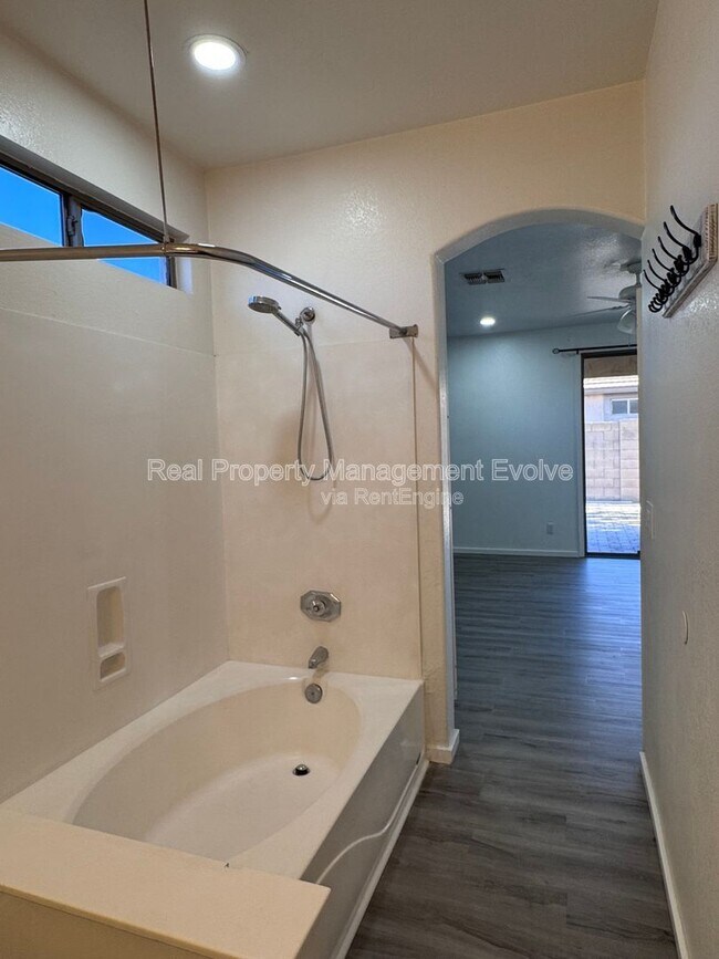 Building Photo - 5814 W Alice Ave