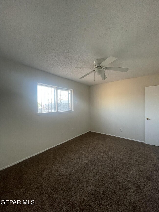 Building Photo - 5761 Longview Dr