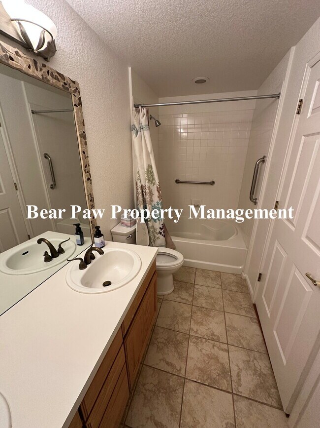 Building Photo - "Spacious 2-Bed, 2-Bath Condo Retreat"