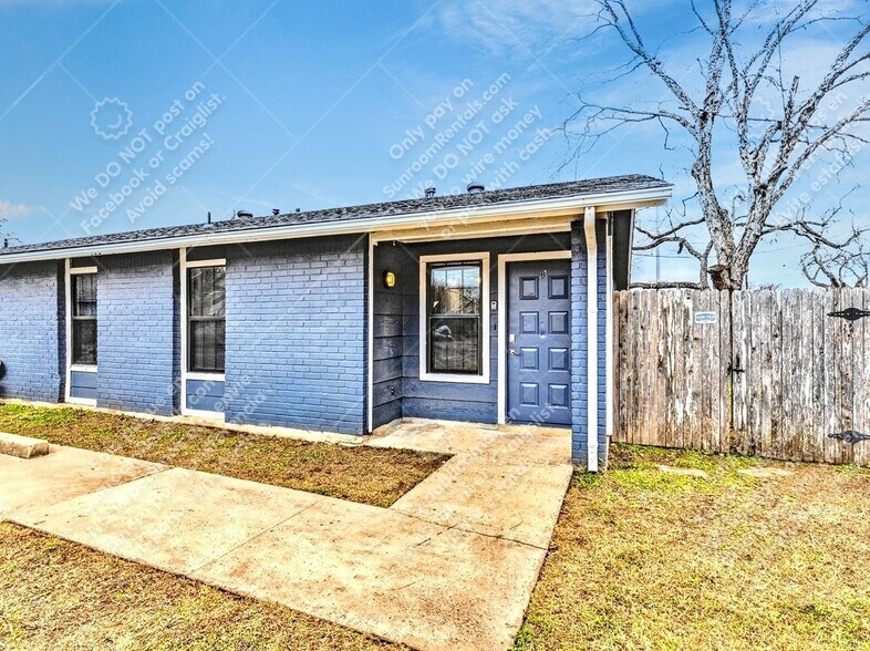 Primary Photo - 900 E Leslie Cir
