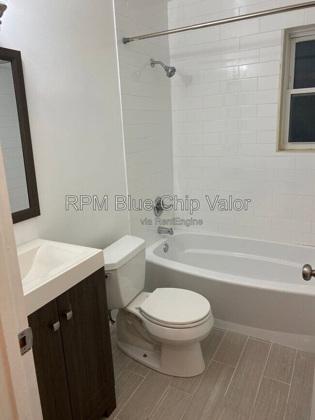 Building Photo - 2118 Kemper Ln