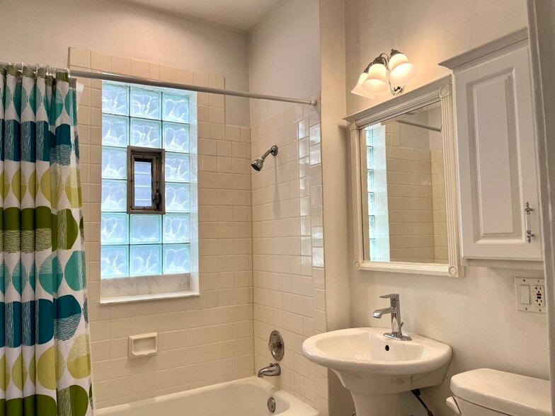 Building Photo - 734 Mulford St