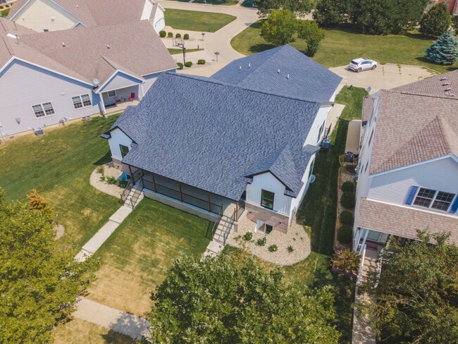 Building Photo - 1613 Belclare Rd