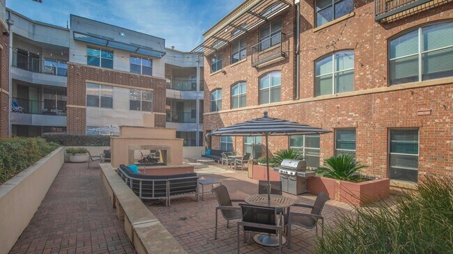 Building Photo - 1001 Ross Ave