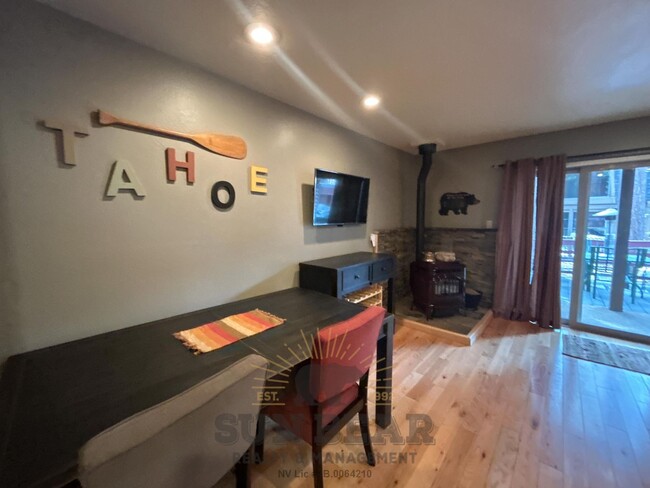 Building Photo - 3 Bedroom - Great Location!