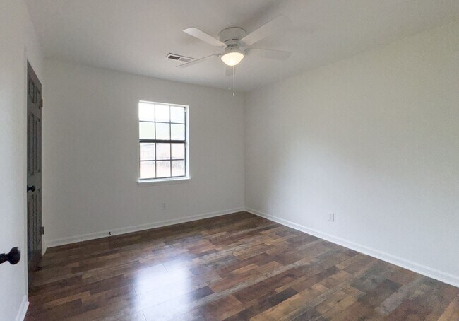 Building Photo - 3BR Home in Shell Point – Sunroom | Garage | Prime Location