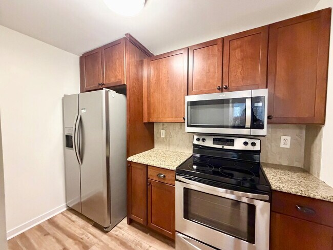 Building Photo - First Floor, Two Bedroom, Two Bathroom updated Condo!