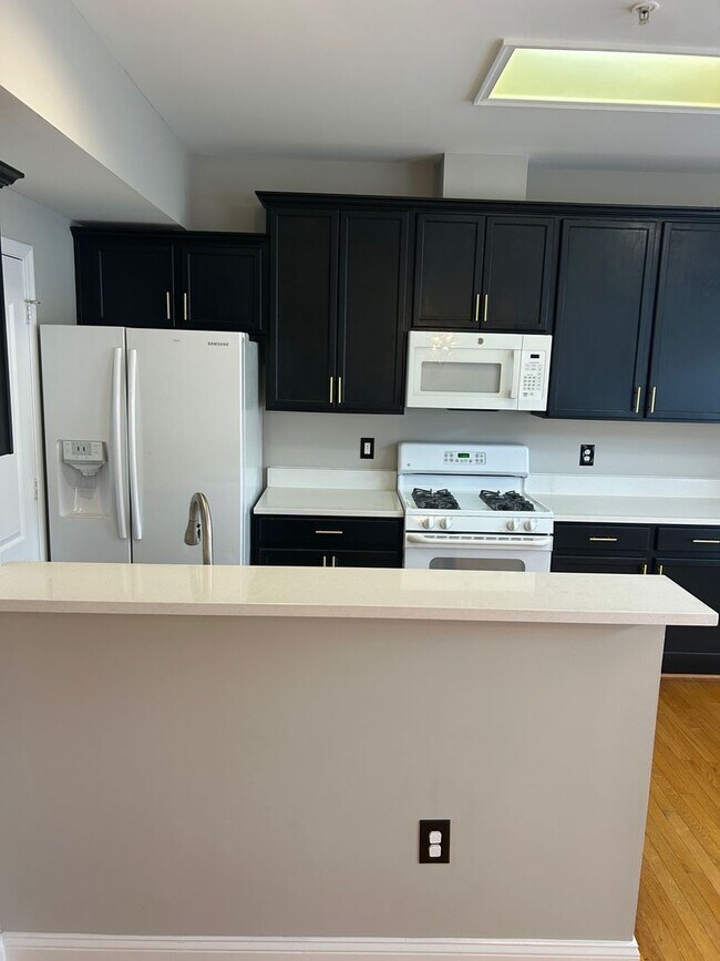 Building Photo - Clarksburg Townhouse
