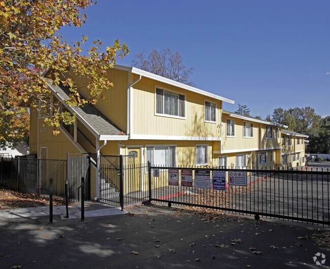 Primary Photo - Walnut Apartments