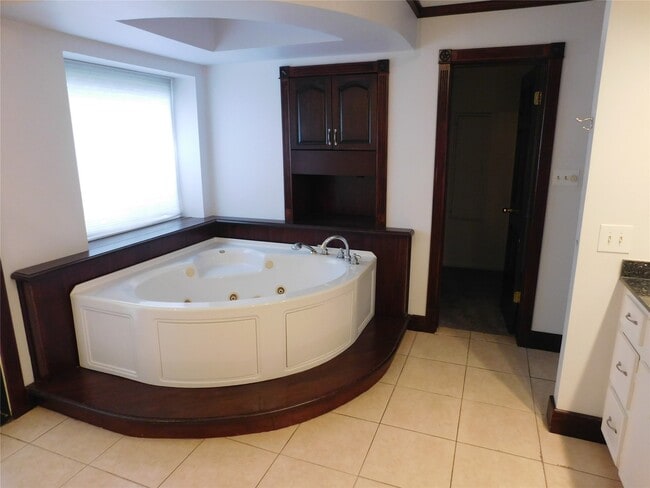 Building Photo - 725 W 42nd St