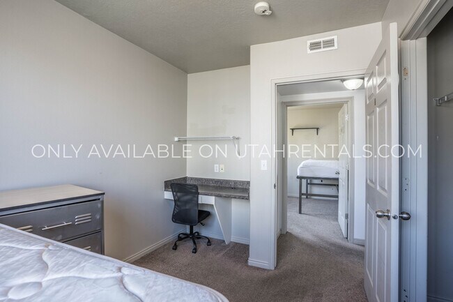 Building Photo - 884 E 700 N