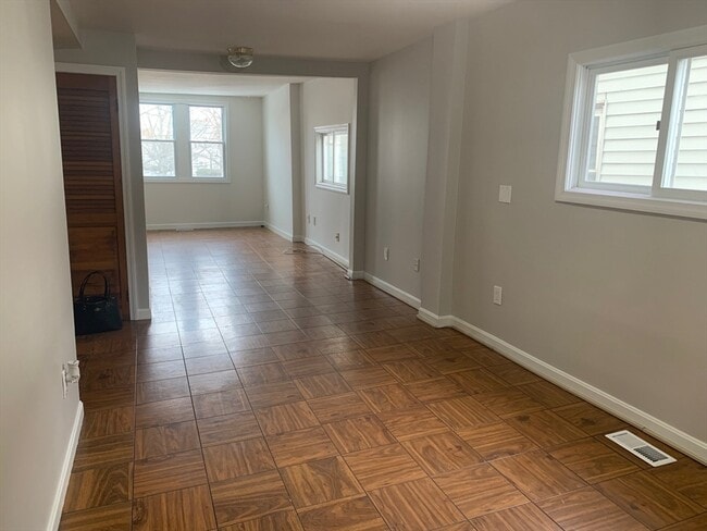 Building Photo - 112 S Common St