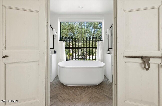 Building Photo - 4843 N 72nd Way