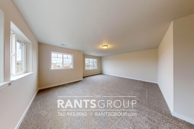 Building Photo - Beautiful Home! Easy JBLM Commute!