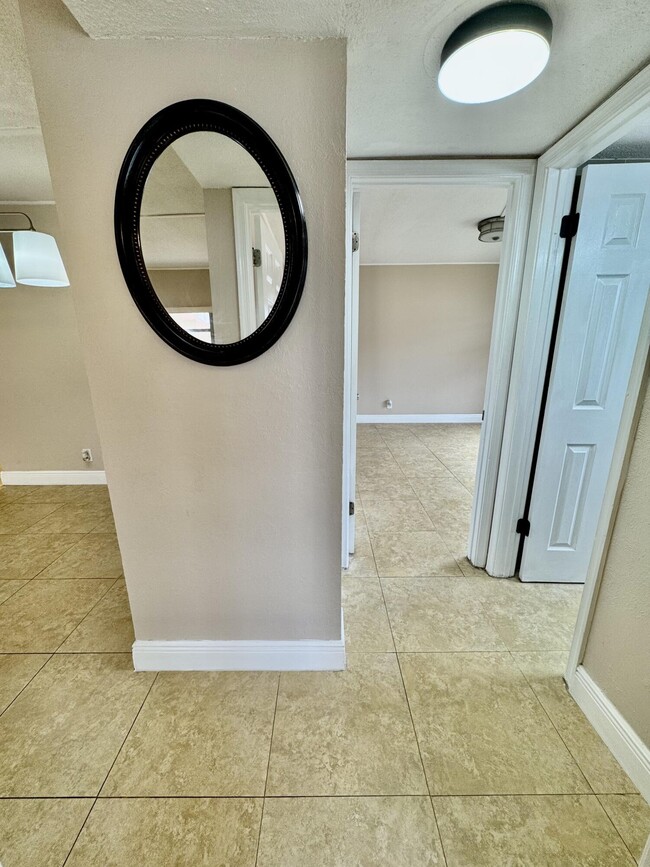 Building Photo - 10008 Twin Lakes Dr