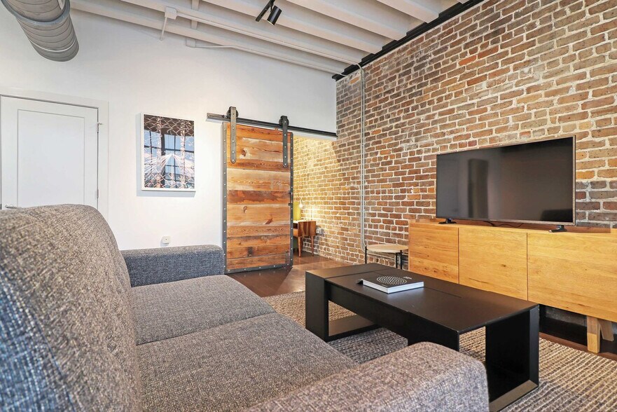 Building Photo - 822 Howard Ave