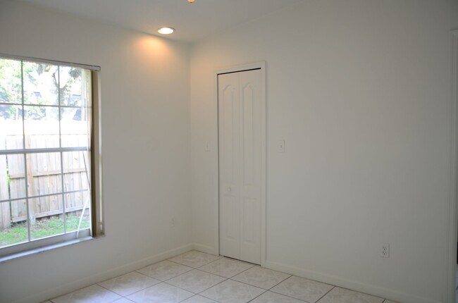 Building Photo - Spacious 4-Bed, 3-Bath Belle Isle Home wit...