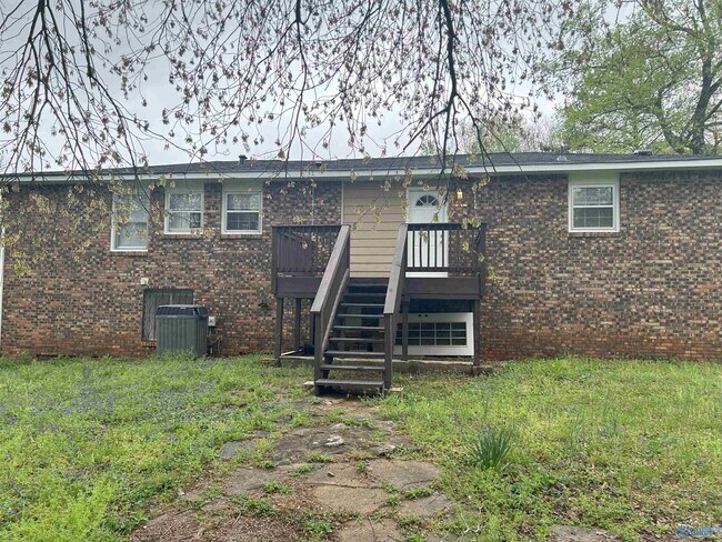 Building Photo - 2620 Thornhill Rd NW