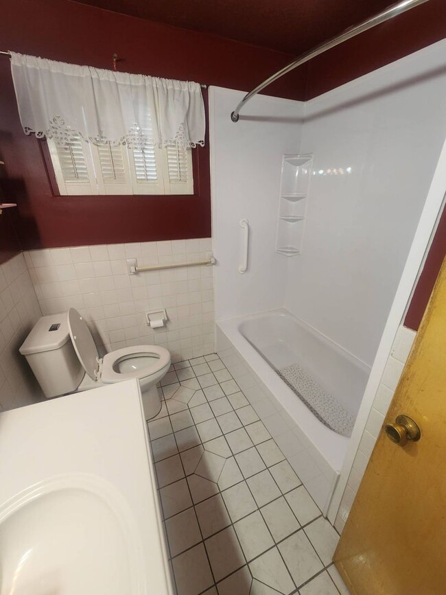 Building Photo - Charming 2-Bedroom Property in Prime Location