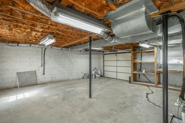 Building Photo - Spacious House in Hixson