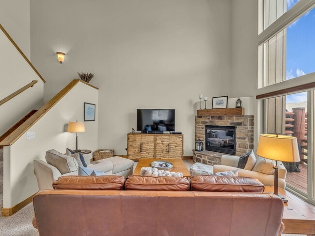 Building Photo - Cedar Ridge Townhome  **Mid-April thru November Rental**