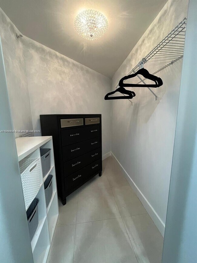 Building Photo - 1700 NW N River Dr