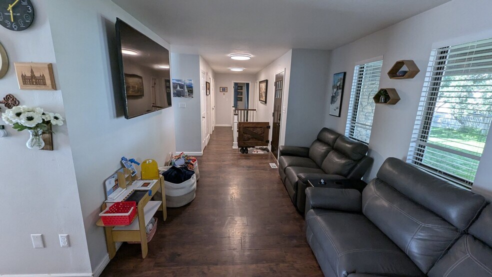 Building Photo - 921 Woodridge Dr