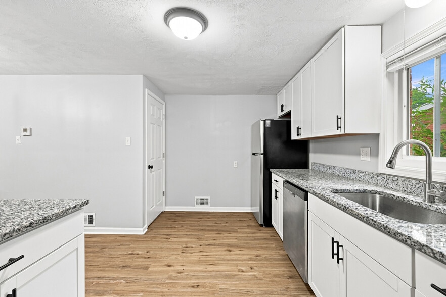 Building Photo - 56 Pointview Rd