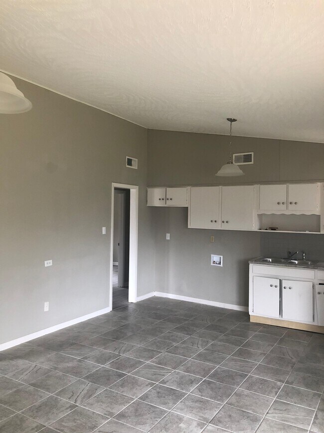 Building Photo - 811 Bellevue St