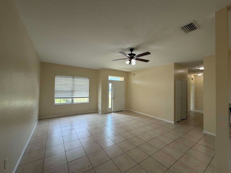 Building Photo - COMING SOON!!! Charming 3/2/2 car garage home in North Port