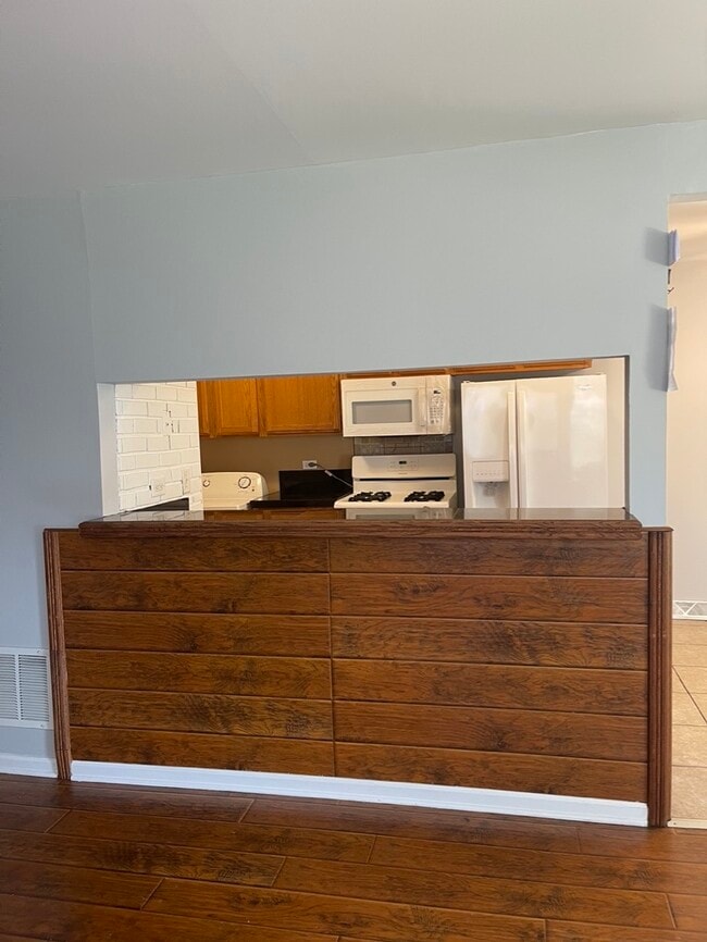 Building Photo - 423 James Ct