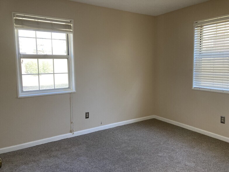 Second bedroom, can fit a double bed - 1618 Thrush Ter