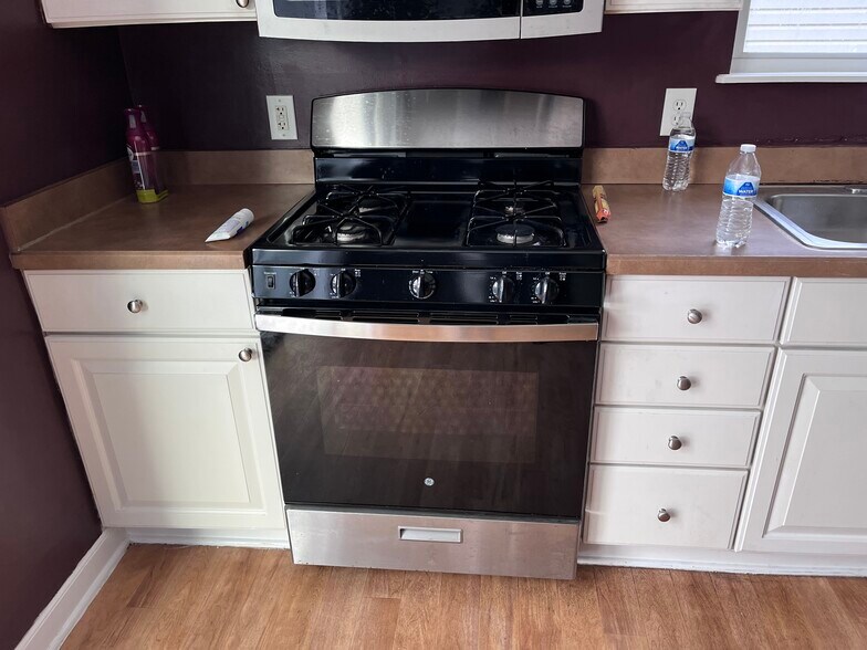 Building Photo - 2395 Maple Hedge Way