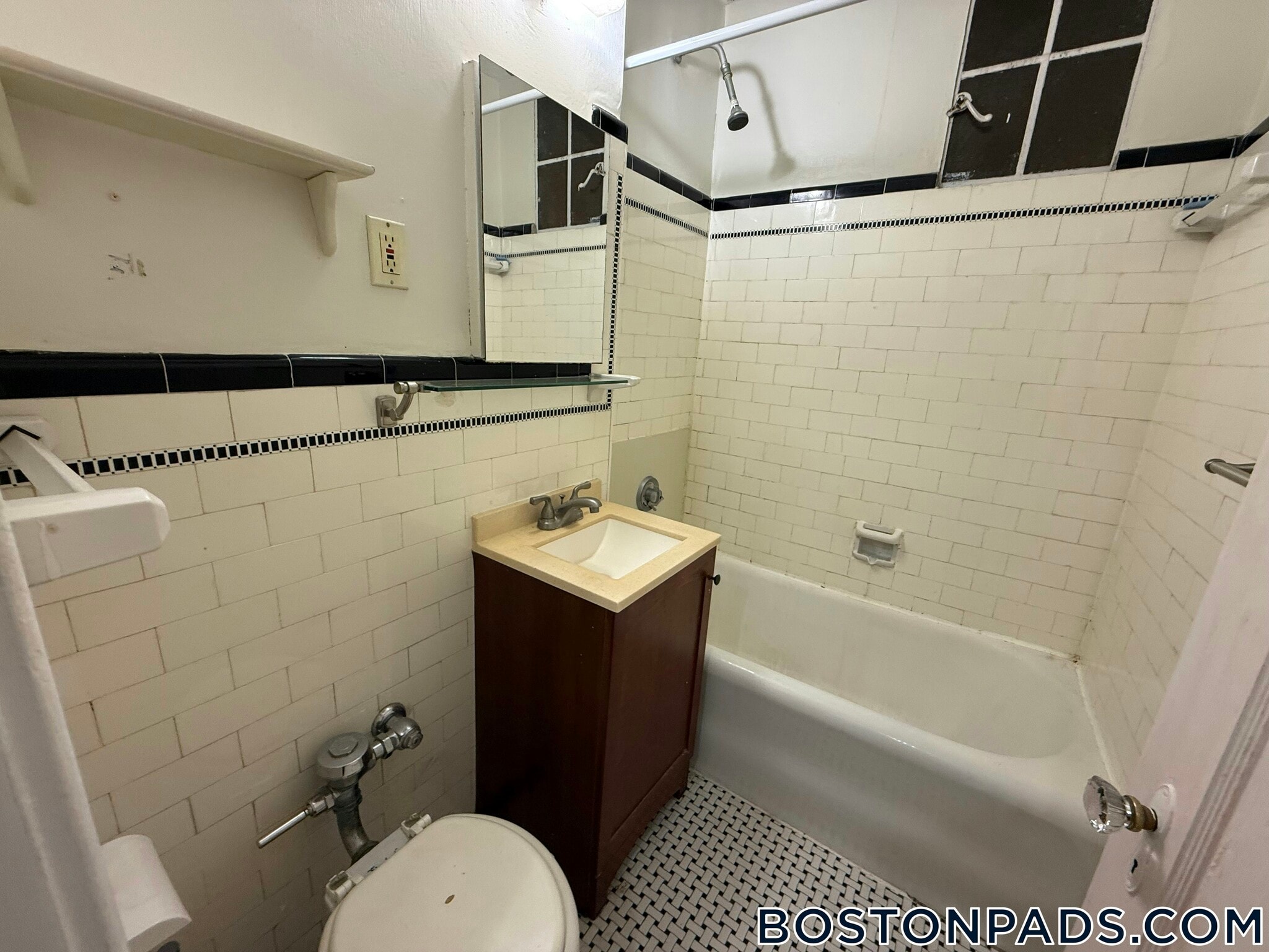 Building Photo - 349 Pleasant St