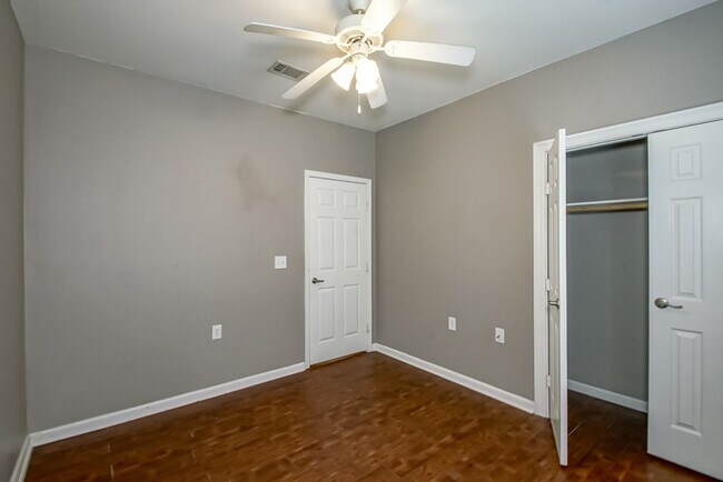 Building Photo - CONDO UNIT IN DENHAM SPRINGS