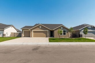 Building Photo - Perfect location for a 4 bed 2 bath with a...