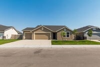 Building Photo - Perfect location for a 4 bed 2 bath with a...