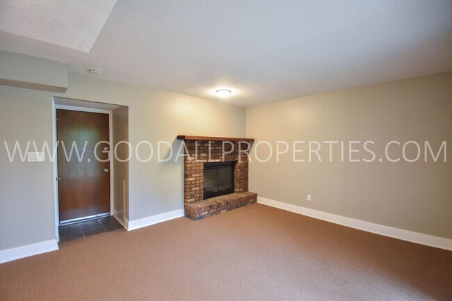 Building Photo - 2 Bedroom + Flex Rm/2 Bath Duplex with Garage