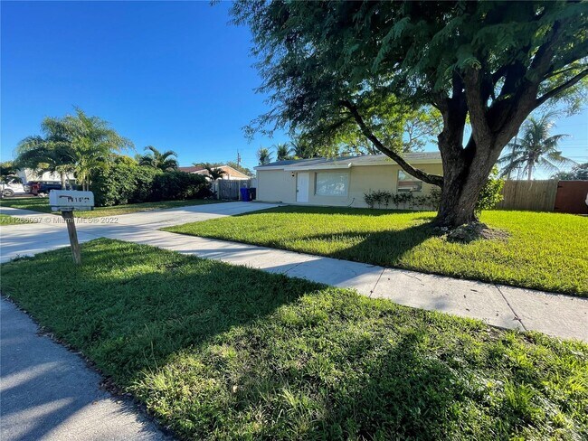 Building Photo - 1810 SW 64th Ter
