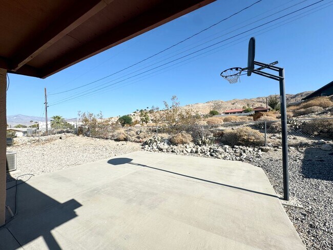 Building Photo - AVAILABLE NOW!! 3 Bed / 2 Bath Home in Des...