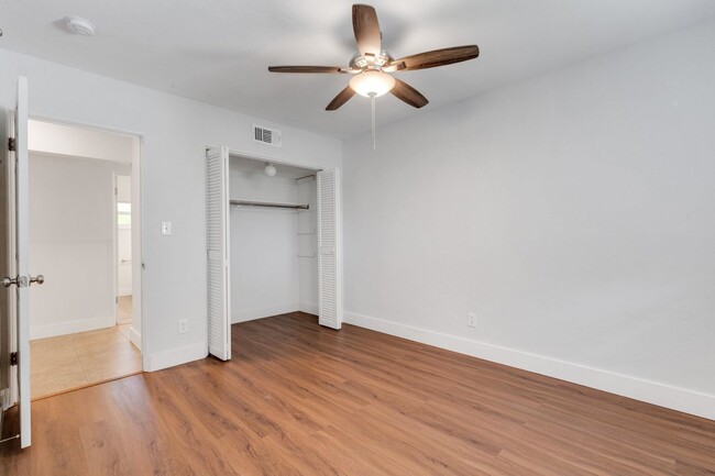 Building Photo - Modern Sarasota 3 Bedroom Home With Separa...