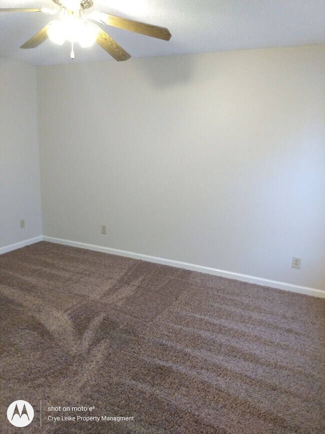 Building Photo - Clean and Cute 2 Bedroom Townhome