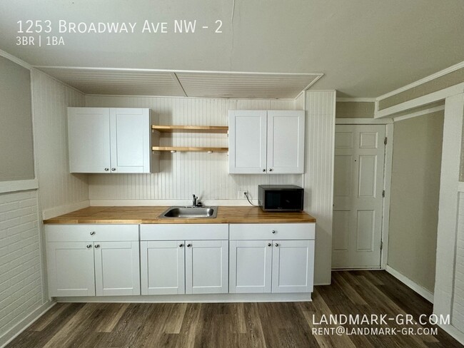 Building Photo - Updated 3 Bed/1Bath – First Month Only $1,...